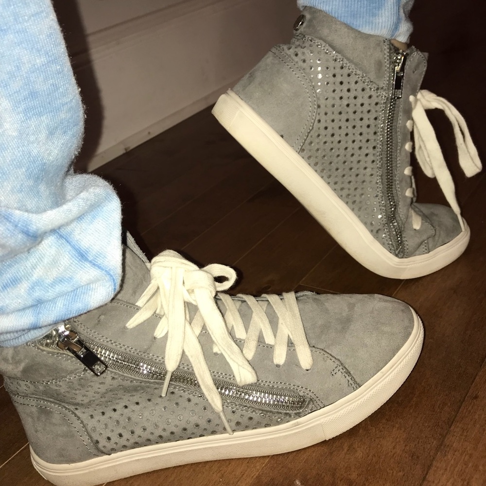 STEVE MADDEN GREY SNEAKERS WITH SILVER DETAIL